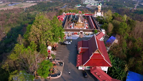 Estatua-De-Buda-Y-Templo-Wat-Phra-That-Doi-Con-Vistas-Al-Paisaje-Tailandés