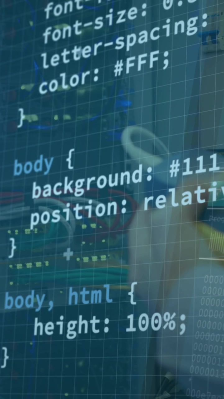 Animation von Datenverarbeitung über einem Mitarbeiter im Serverraum