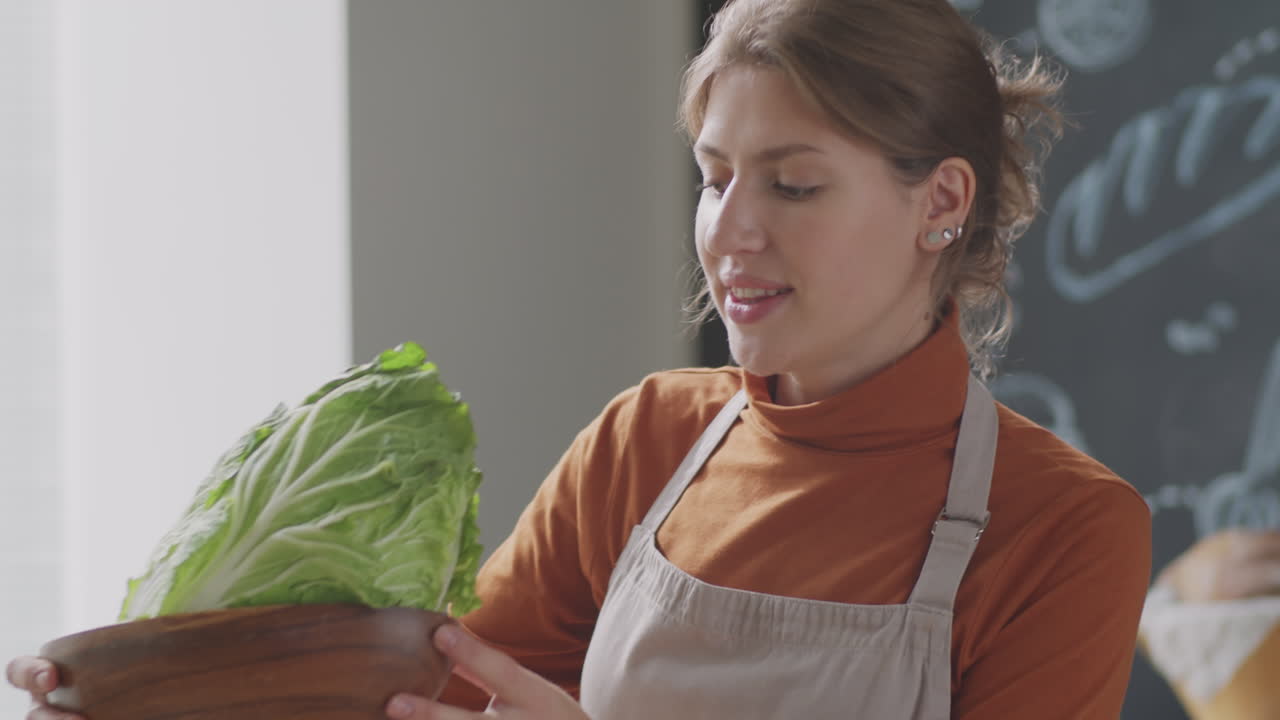 una mujer preparando una ensalada de repollo napa