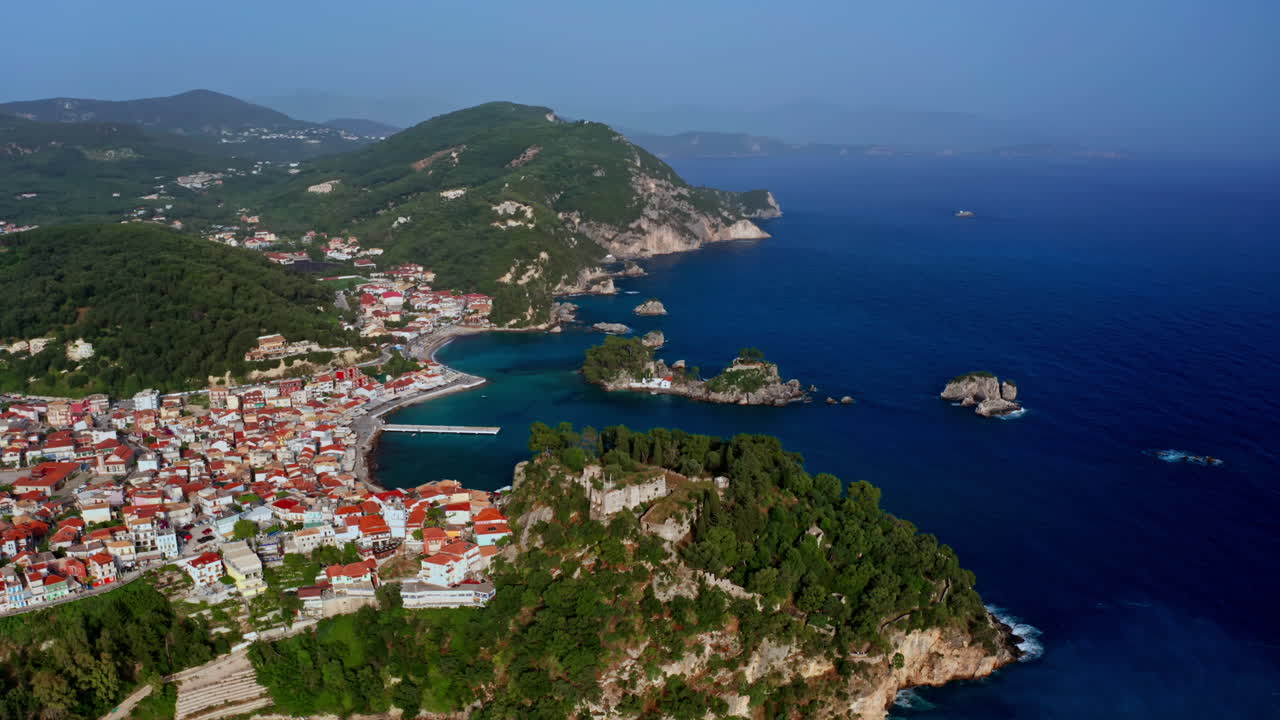 vista aérea de parga en la región de epiro en grecia