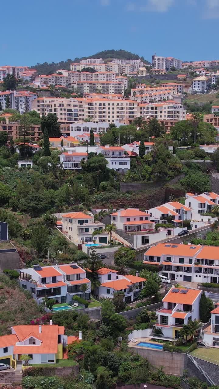 Madeira'nın canlı yamaç evlerinin muhteşem havadan görünümü