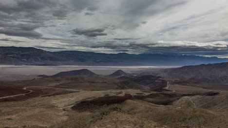 Lapso-De-Tiempo-Diurno-Estacionario-De-Las-Nubes-Sobre-Un-Valle-Y-Montañas-Distantes-Desde-Un-Mirador-En-El-Valle-De-La-Muerte