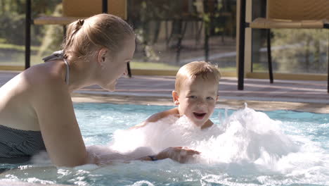 Madre-Y-Su-Hijo-En-La-Piscina