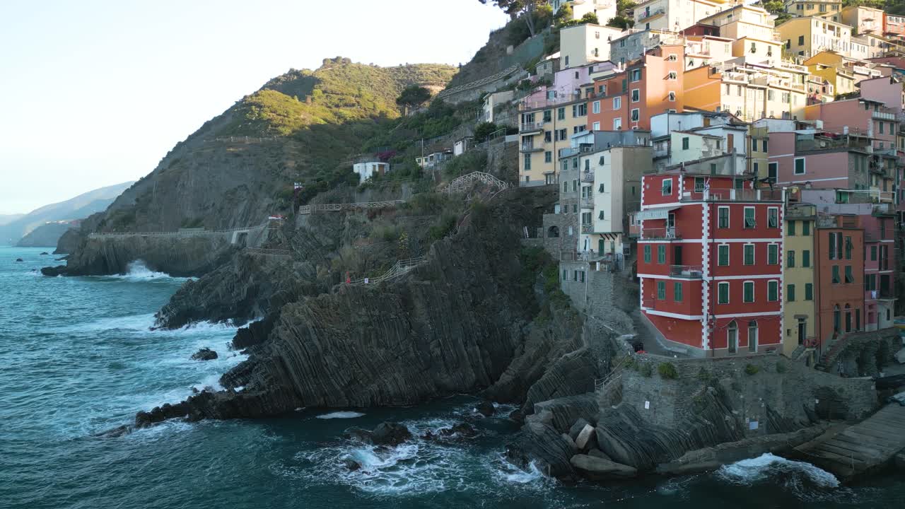 дрон показывает знаменитые дома riomaggiore в cinque terre, италия