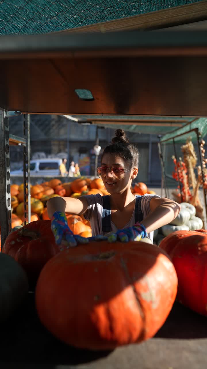mujer trabajando en un mercado de calabazas