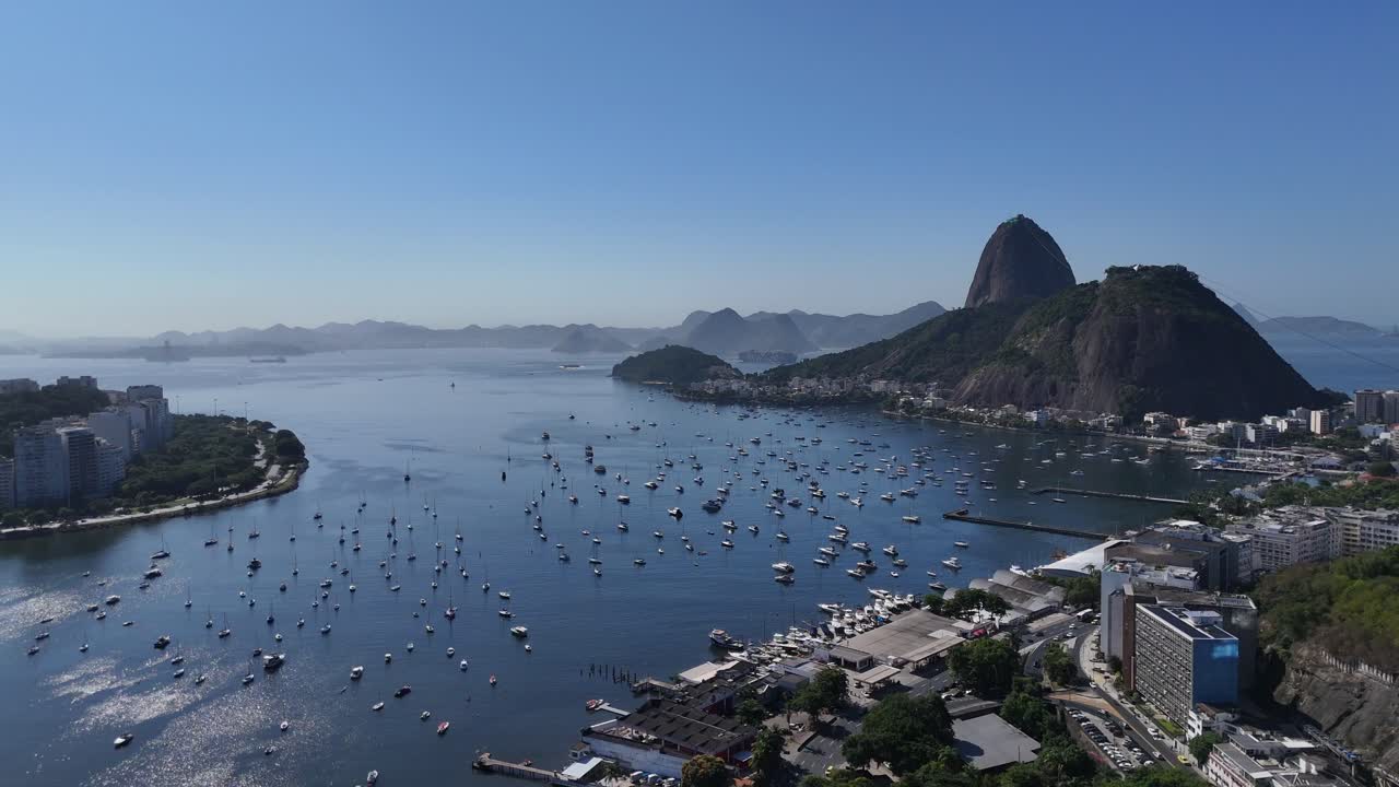 vista aérea de drones rio de janeiro brasil ciudad sudamericana estatua de cristo el redentor en la cima del monte corcovado y para el pan de azúcar montaña copacabana