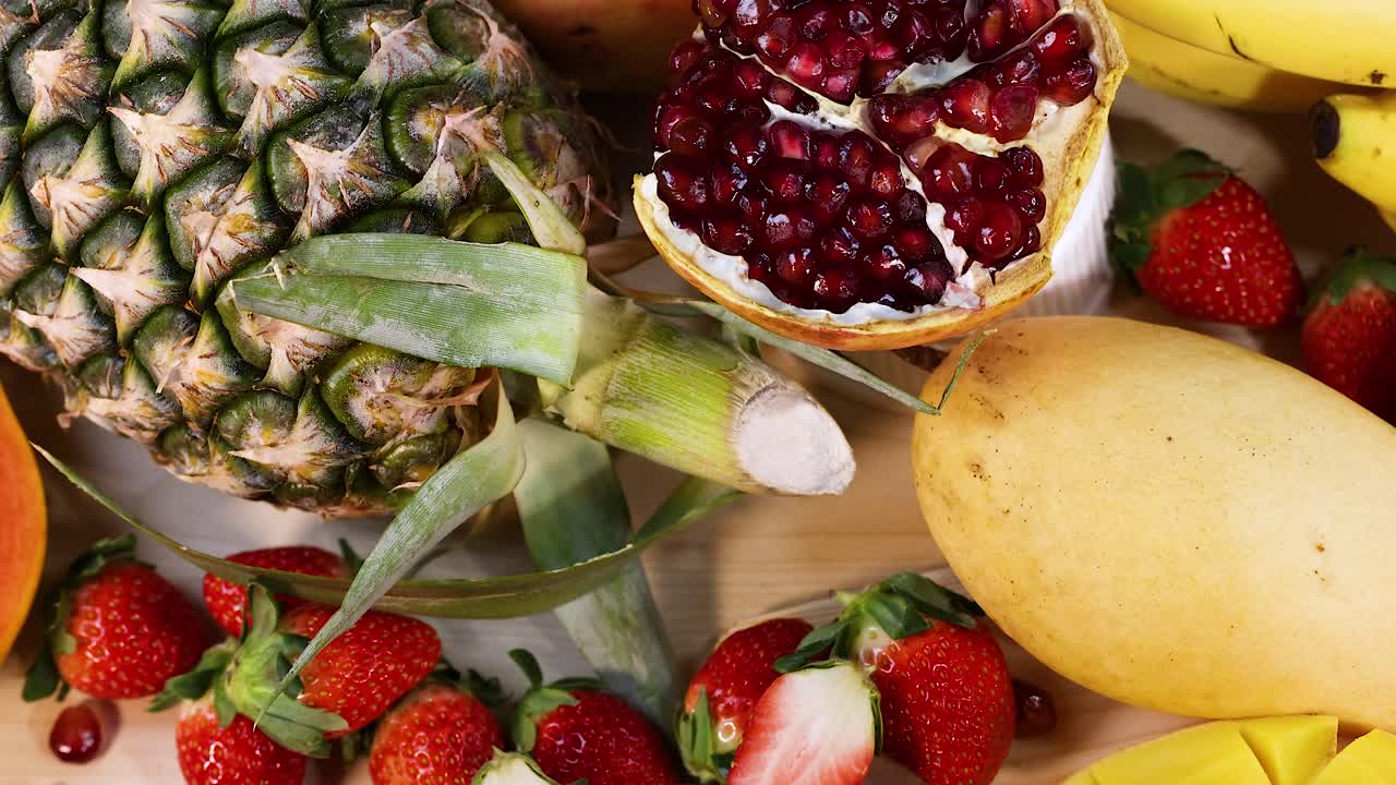 frutas variadas dispostas sobre um fundo branco