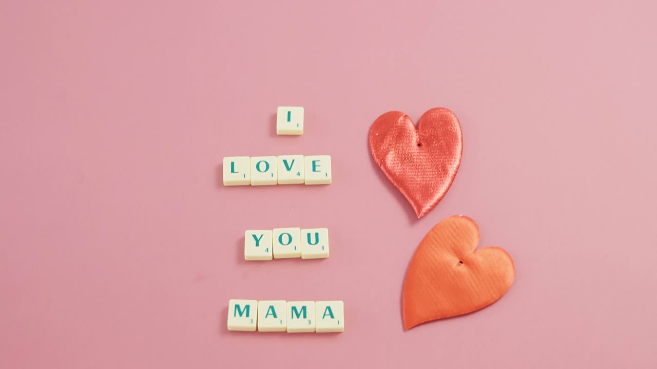 ⁇ 색 블록  ⁇ 에 있는  ⁇ 은 심장이 "i love you mama" 메시지를 표시하고 있습니다.