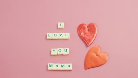 rotes herz neben weißen blöcken zeigt die nachricht  ⁇ ich liebe dich mama ⁇
