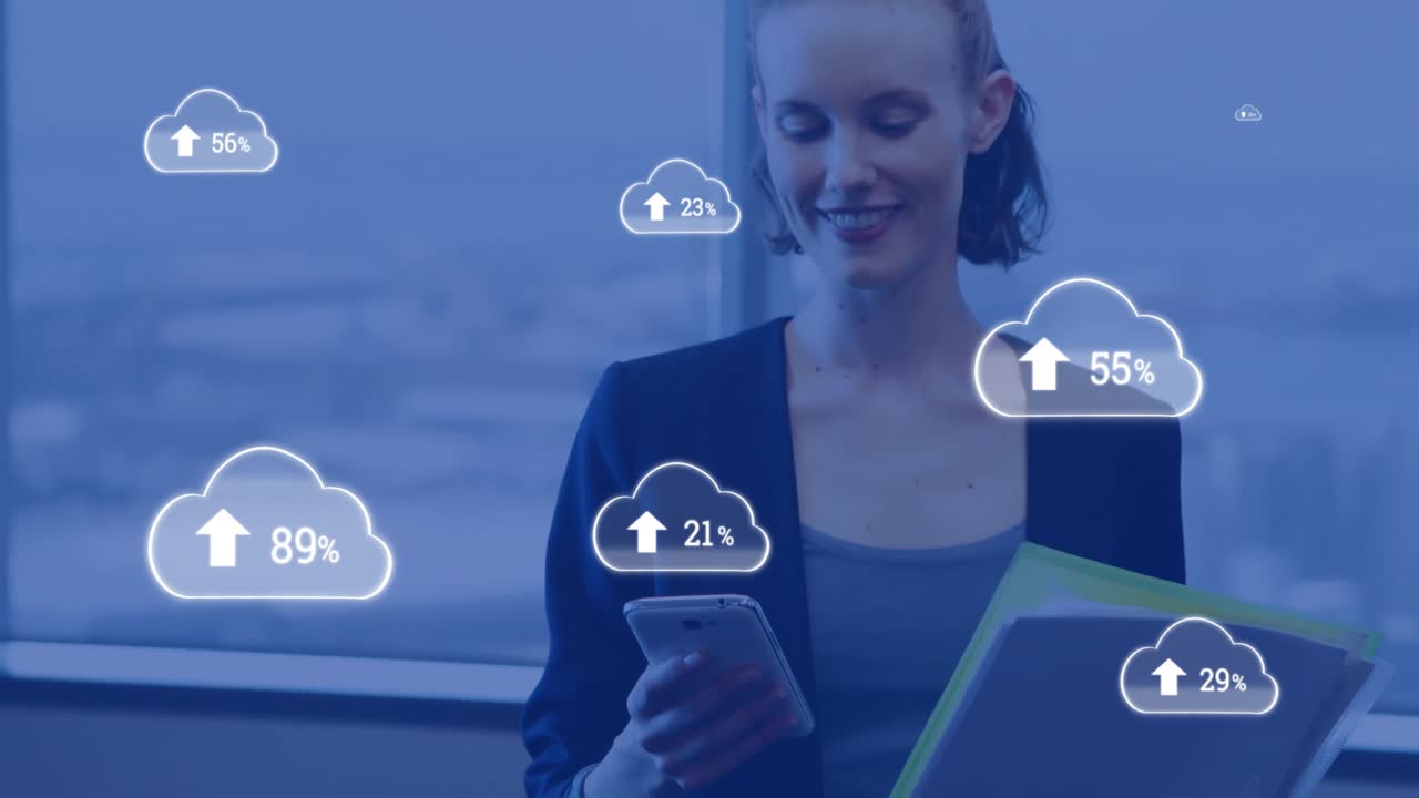 Animazione di simboli cloud che caricano dati sopra una felice donna d'affari caucasica con uno smartphone.