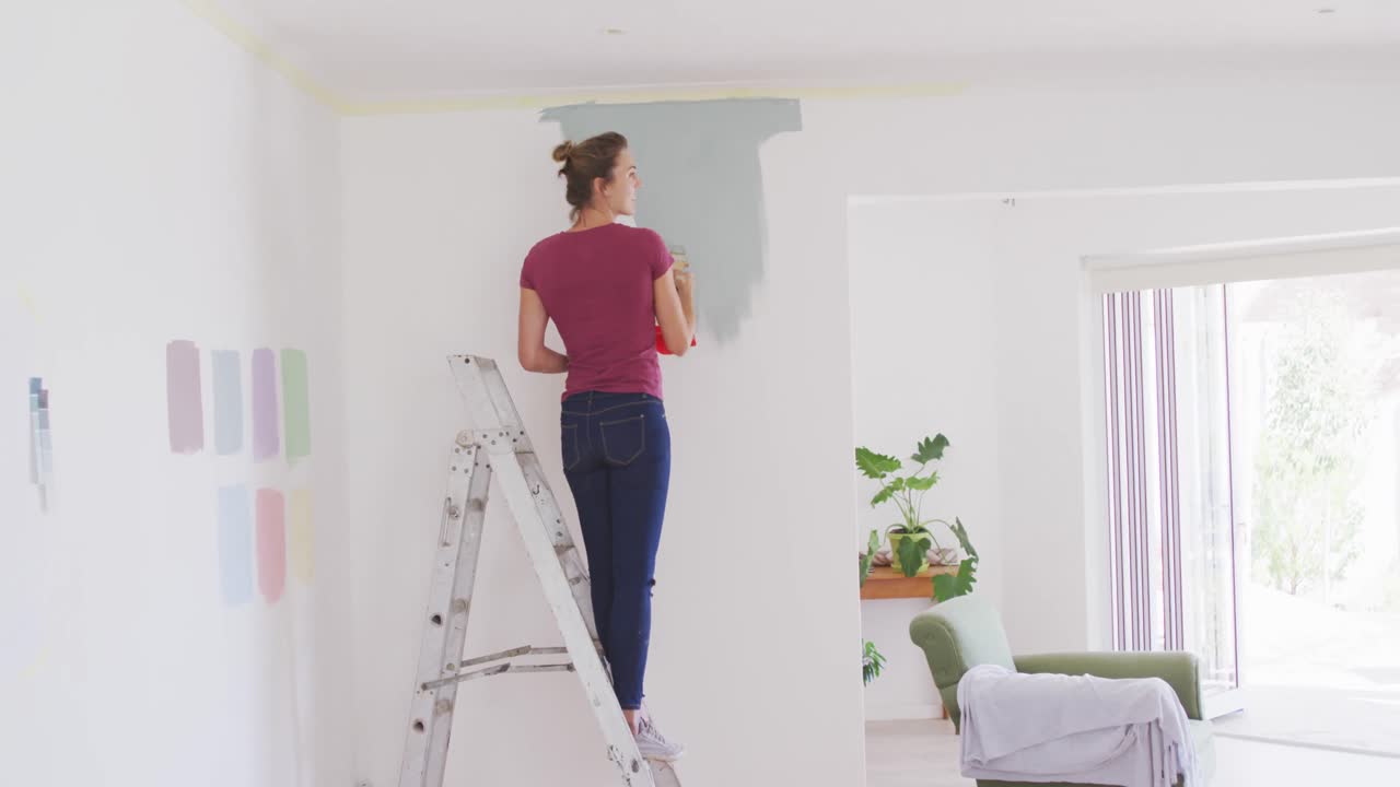 retrato de una mujer caucásica en cuarentena durante la pandemia de coronavirus, haciendo trabajos interiores