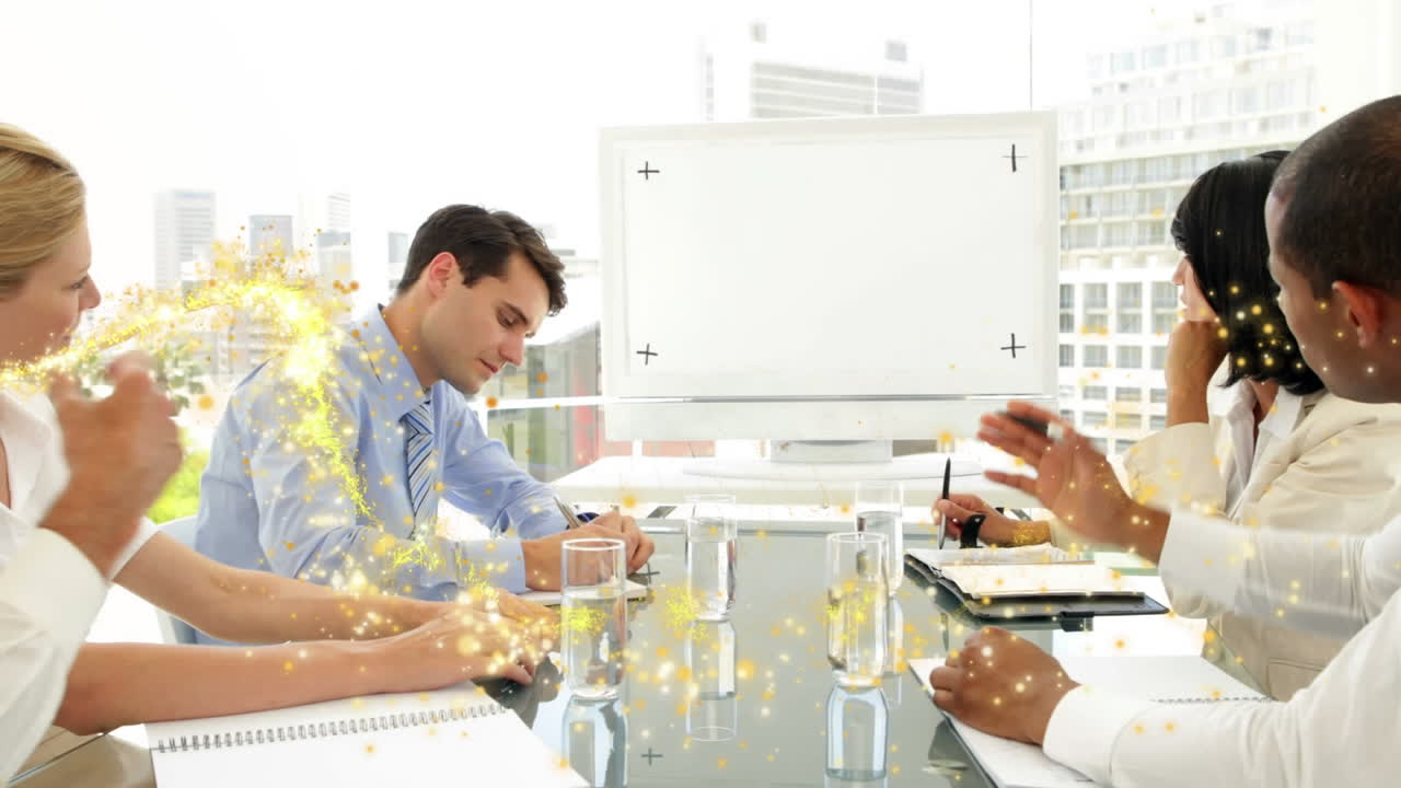 사무실의 회의실에서 비디오 컨퍼런스를 하는 사업가 들 을 상대로 골든 슈팅 스타