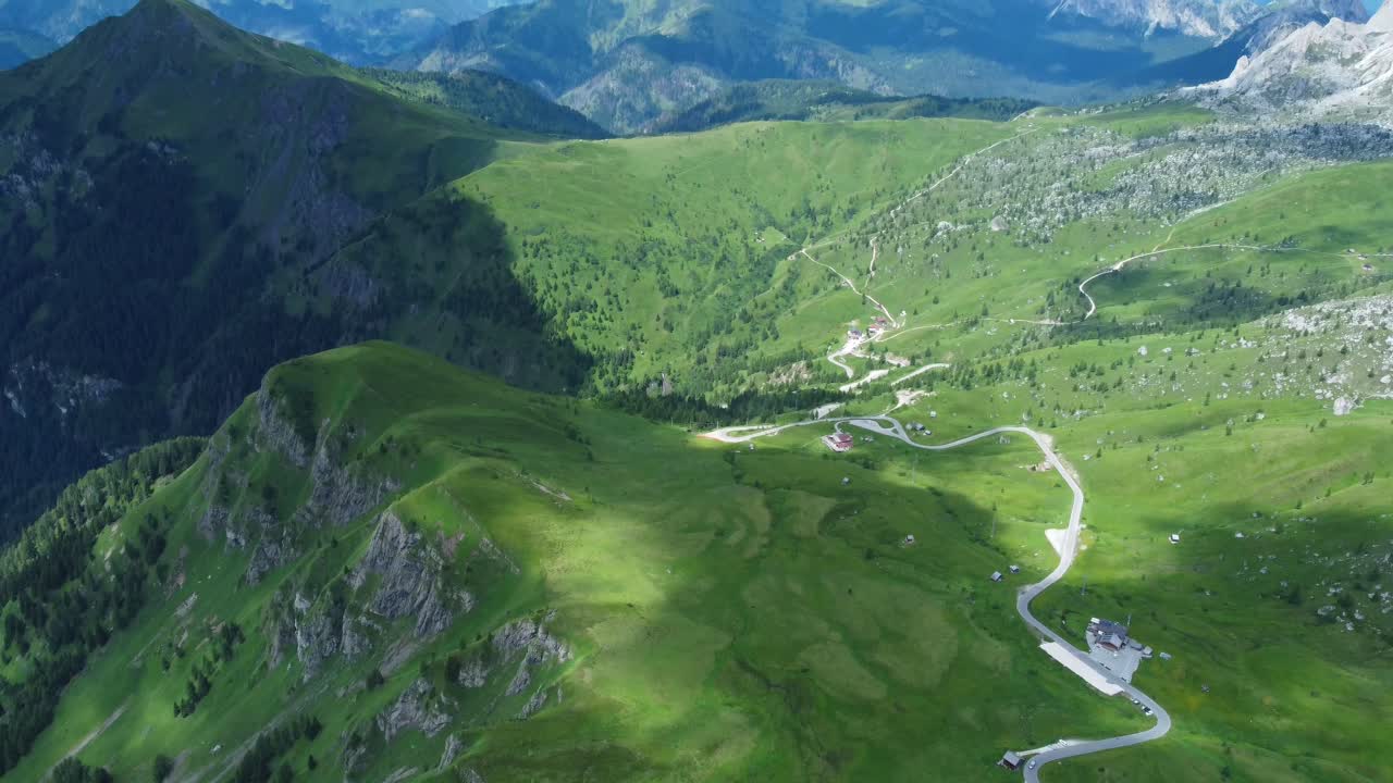 vuelo aéreo de drones sobre majestuosos picos de las montañas dolomitas, italia