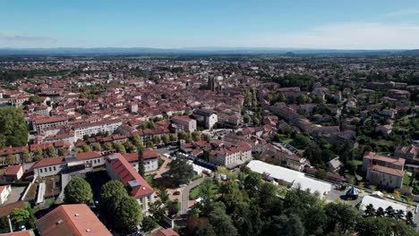 Toma-Aérea-Hacia-Atrás-Sobre-La-Ciudad-De-Montbrison-En-El-Departamento-De-Loira,-Campo-Francés-En-Un-Día-Soleado.