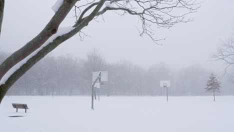 篮球场和篮球圈在冬季的雪中