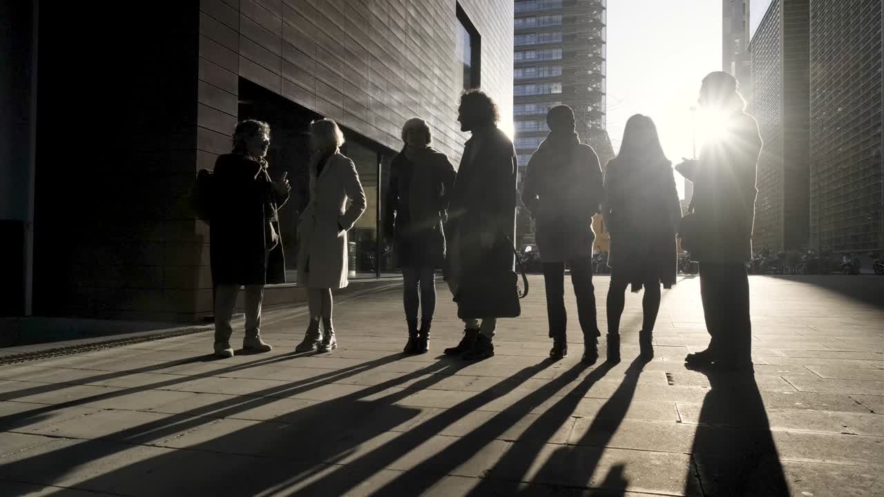 금융 구역에서 해가 지는 동안 사업가들의 그룹