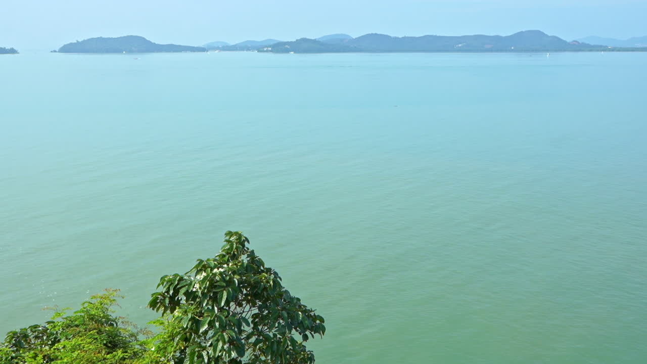 바다와 배경에 있는 작은 군도의 패닝