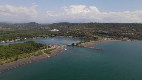 Alejar-La-Vista-Aérea-De-La-Caldera-Del-Puerto-Marítimo-Y-El-Entorno-Natural-En-La-Costa-De-Puntarenas,-Costa-Rica