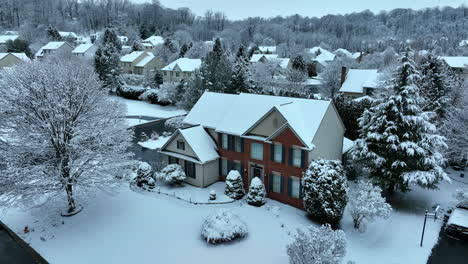 casa unifamiliar de ladrillo en la nieve fresca del invierno