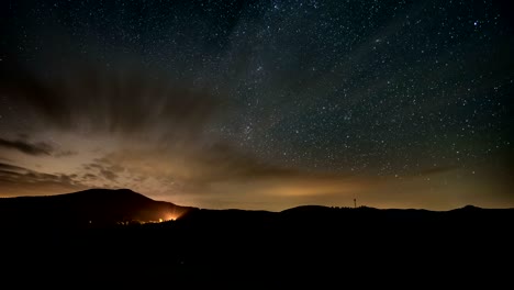estrellas nocturnas con el lapso de tiempo de la vía láctea