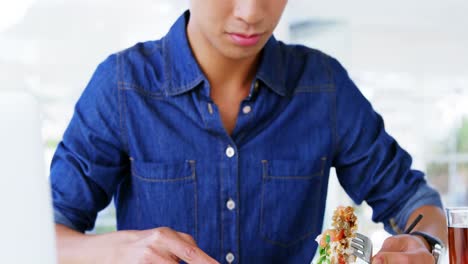 Hombre-Comiendo-Almuerzo-Con-Bebida-Usando-Reloj-Inteligente