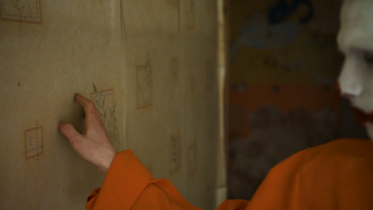 страшный клоун в заброшенном доме