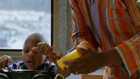 padre e hijo reparando un coche de juguete en un hogar cómodo 4k