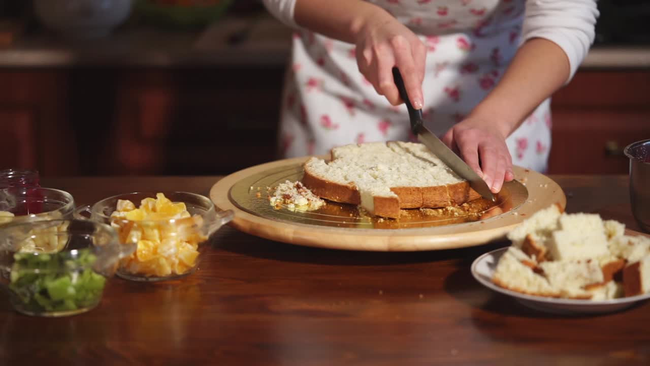 mujer cortando un delicioso pastel de capa