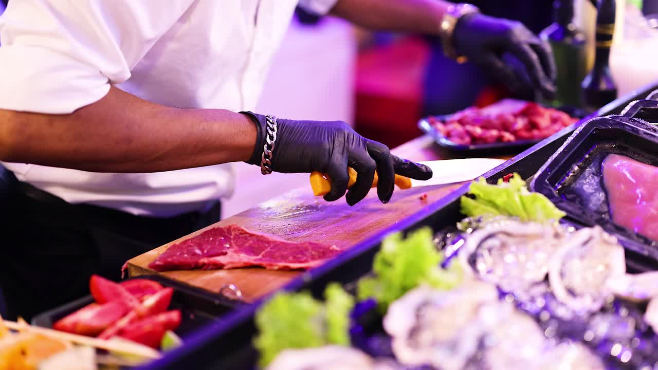 식당 에서 신선 한 고기 와 해산물 을 준비 하는 요리사