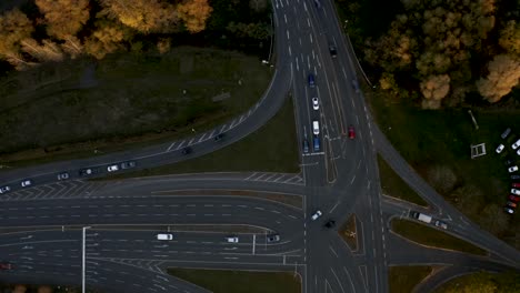 Blick-Von-Oben-Nach-Unten-Auf-Eine-Belebte-Und-Hektische-Straßenkreuzung