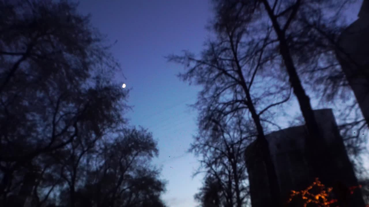 도시 풍경 위의 밤하늘