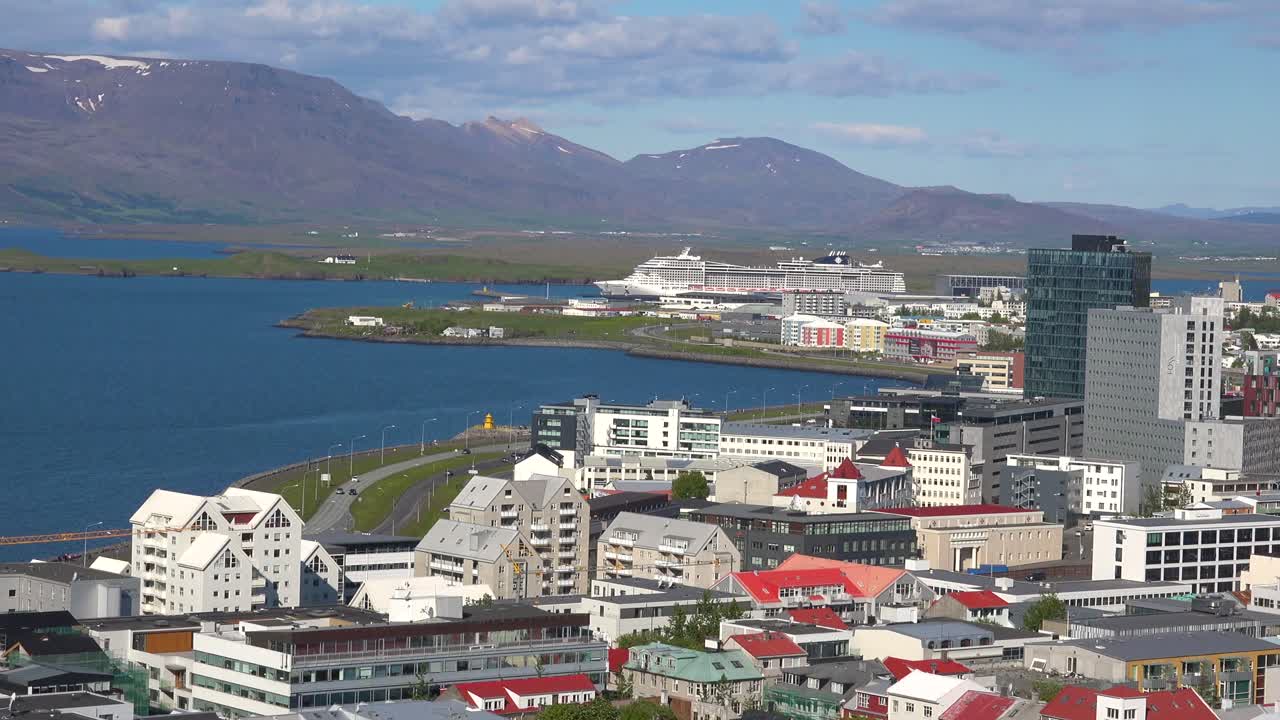 tiro de establecimiento de ángulo alto sobre el centro de reykjavik islandia barrios 4
