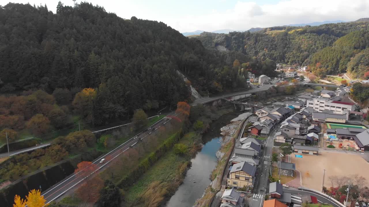 가을에는 강이 흐르는 산속의 작은 마을
