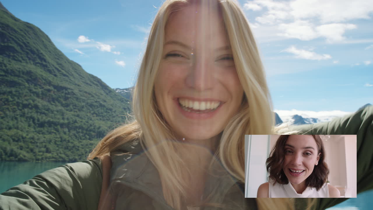 mujer feliz viajando video chateando con su mejor amiga soplando besos compartiendo vacaciones en noruega divirtiéndose mostrando el lago y la naturaleza