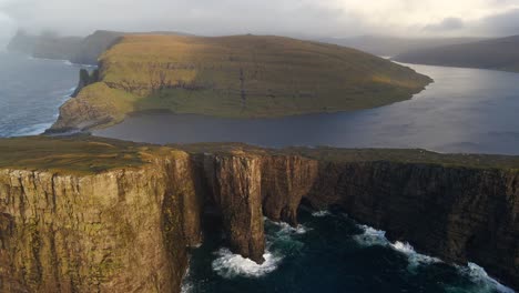 Imágenes-De-Drones-Acercándose-A-Medio-Alcance-Del-Lago-Leitisvatn,-También-Conocido-Como-El-Lago-Flotante,-En-La-Isla-De-Vágar-En-Las-Islas-Feroe