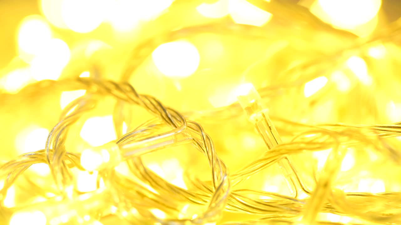 전기 꽃줄이 노란색 불빛을 박이는 클로즈업입니다.