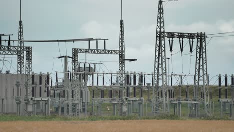 una planta de energía eléctrica en los campos agrícolas