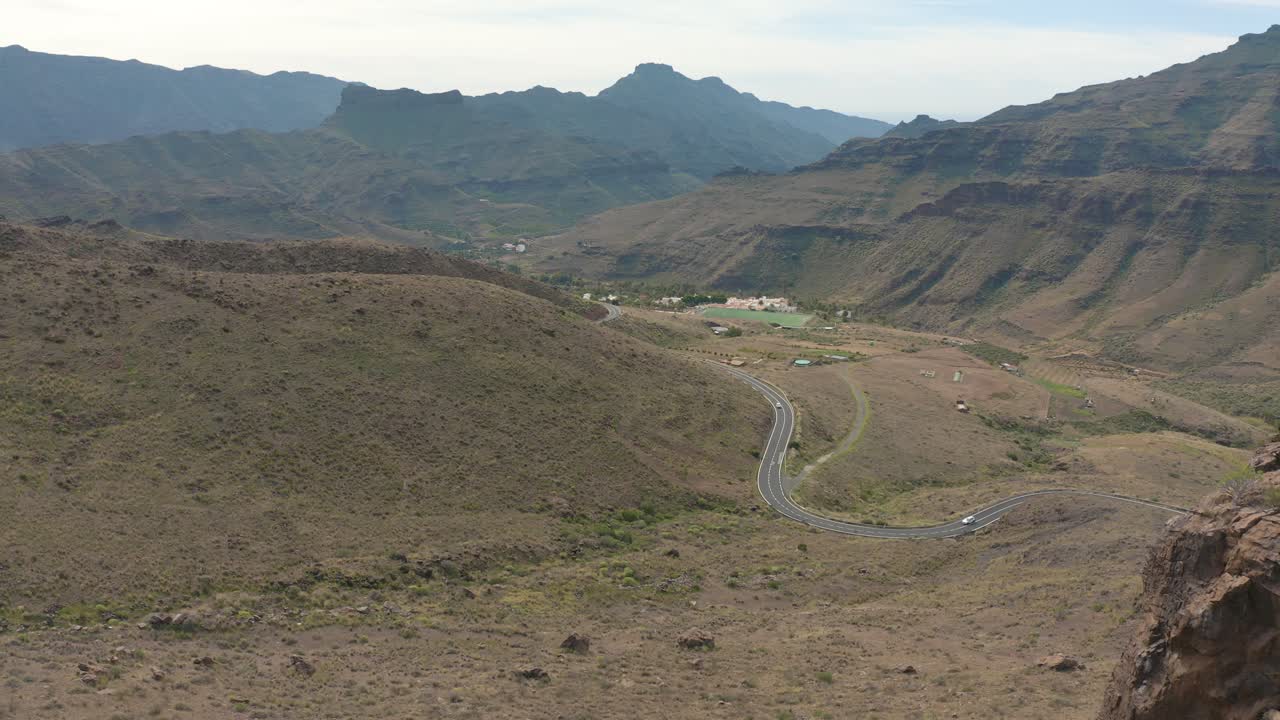 Ripresa drone di una strada sullo sfondo con una grande roccia, Gran Canaria.