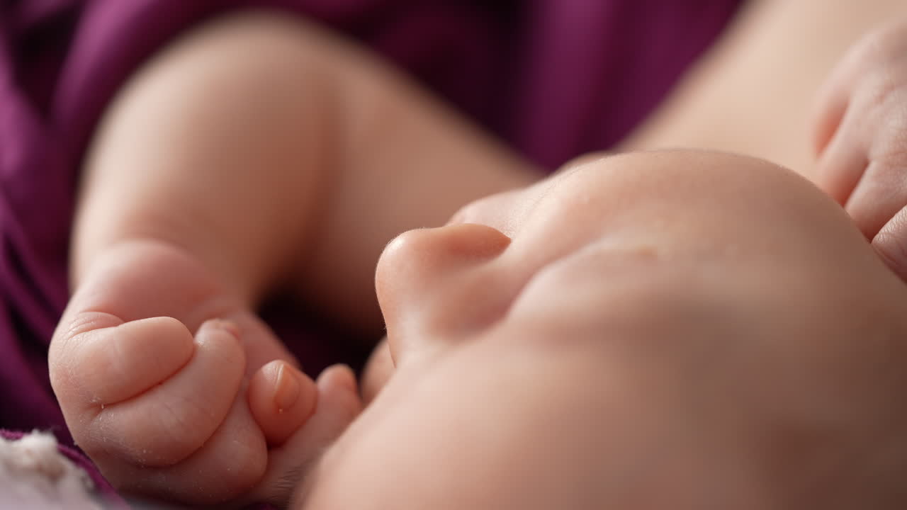 Primer plano de un bebé recién nacido durmiendo