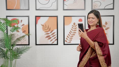 Mujer-India-Usando-El-Teléfono-Con-Espacio-Para-Copiar
