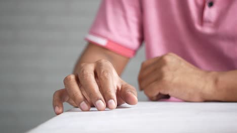 persona que se acerca a una mesa