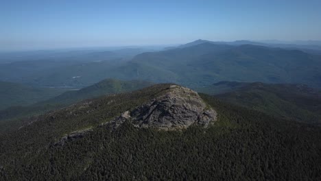 Imágenes-Aéreas-De-La-Cumbre-De-Una-Montaña