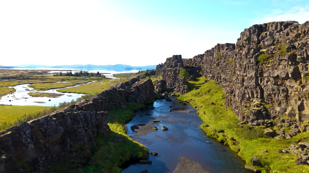 volando en la falla tectónica de la llanura de thingvellir da testimonio de los orígenes geológicos de islandia