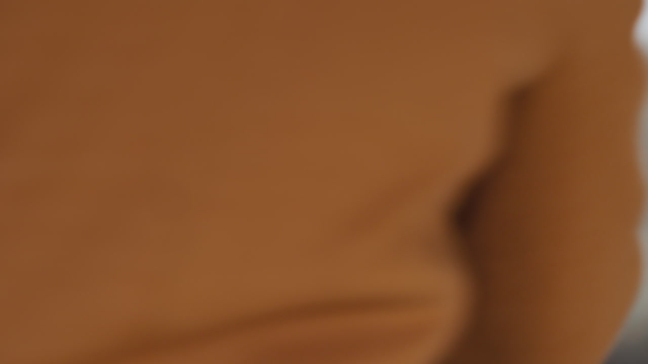 рука в защитной перчатке открывает дверь за дверью