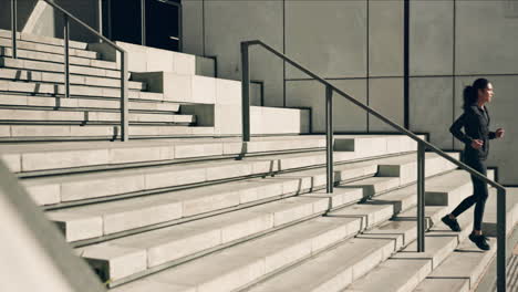 mujer en las escaleras de la ciudad para hacer ejercicio