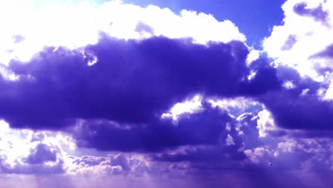el cielo nublado púrpura