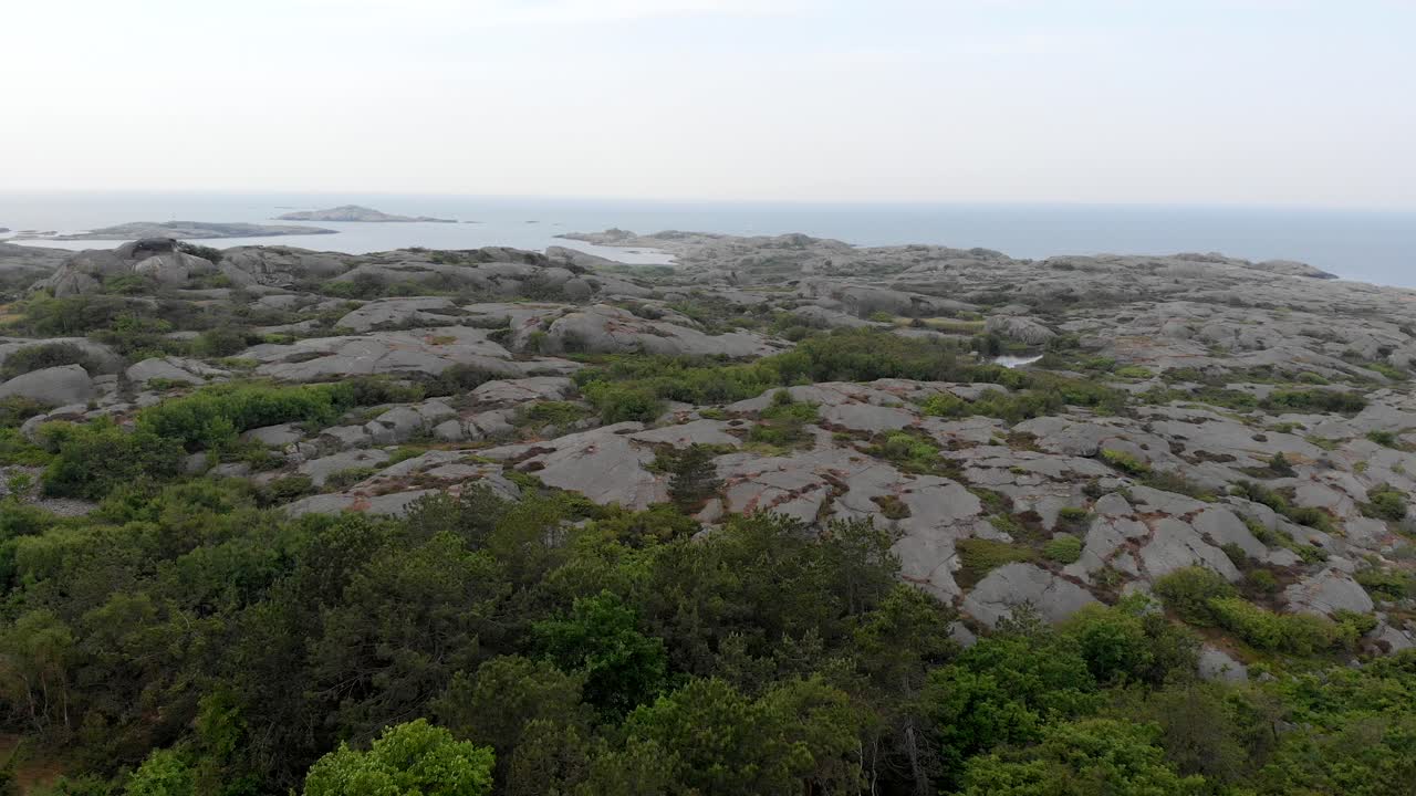 예테보리 군도의 hönö 섬 바위와 녹색 풍경, 공중 드론 vew