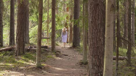 Sirvienta-Aburrida-Sin-Espíritu-En-Busca-De-Lugares-Inexplorados-En-Bosques-Daneses