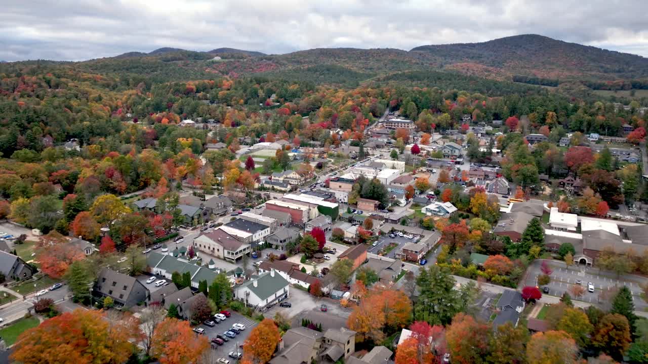 aerial sobre las hojas de otoño en blowing rock, nc, carolina del norte