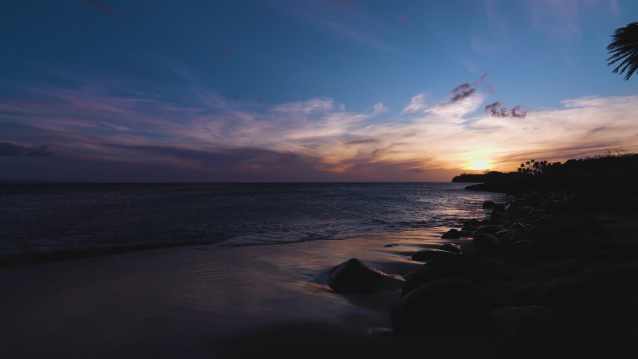 lapso de tiempo del atardecer en la playa de hawaii
